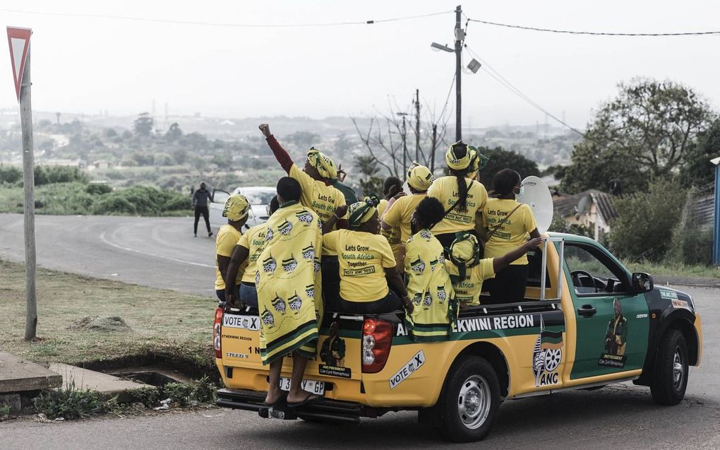 ANC-aanhangers op weg naar een verkiezingsbijeenkomst met de Zuid-Afrikaanse president Ramaphosa. beeld AFP, Rajesh Jantilal