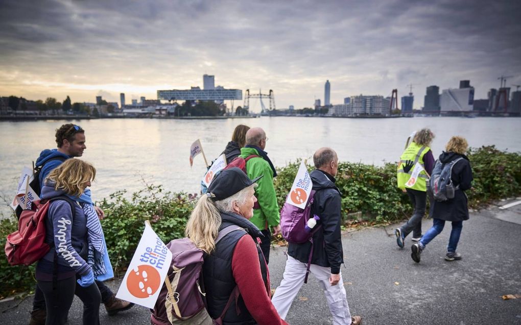 „Heeft de mensheid nog een toekomst? Christenen moeten hier een antwoord op bieden.” Foto: Wandelaars op weg naar de klimaattop in Schotland vragen aandacht voor het klimaat. beeld ANP, Phil Nijhuis