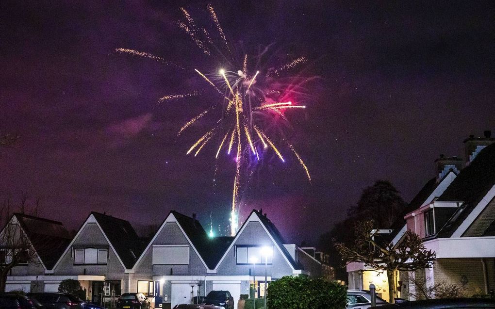 Hoewel het afgelopen jaarwisseling verboden was, werd er op sommige plekken toch vuurwerk afgestoken. Gemeenten in de Biblebelt bezinnen zich voor de komende jaarwisseling op het vuurwerkbeleid. beeld ANP, Jeffrey Groeneweg