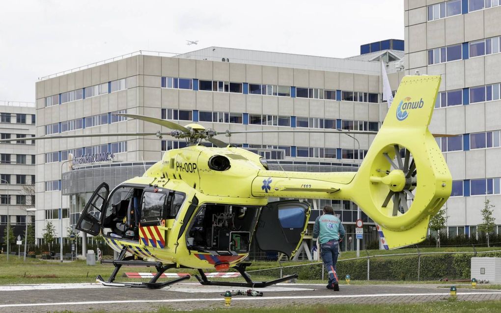 Een helikopter bij het Maastricht UMC+. De meeste coronapatiënten in dit ziekenhuis zijn gevaccineerd. beeld ANP, Marcel van Hoorn