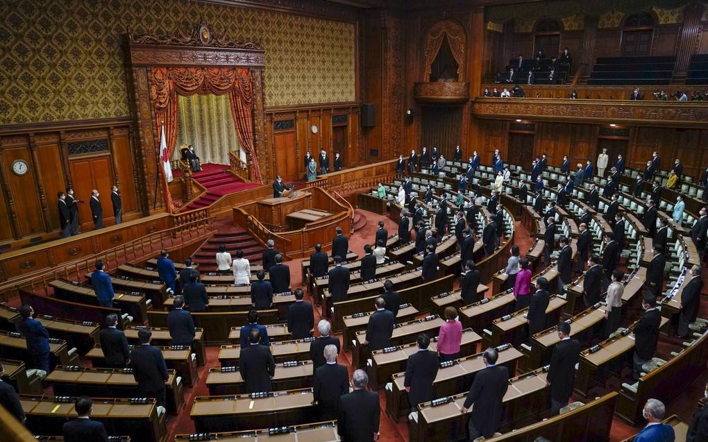 Japan keert een beetje in zichzelf, constateert Freek Vossenaar, die een boek schreef over het land. Japanners kiezen zondag een nieuw parlement. beeld EPA, Kimmasa Mayama