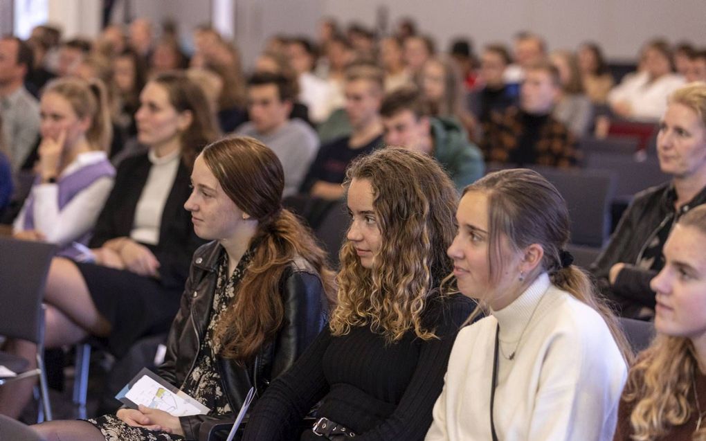 Zo’n 400 jongeren bezochten zaterdag in Nijkerk het jeugdappel 16+ van de jongerenorganisaties HJW en LCJ. beeld André Dorst