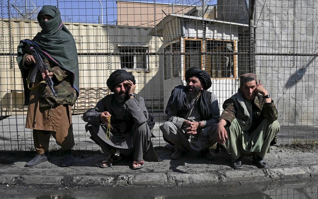 Talibanleden houden de wacht bij het ziekenhuis in Kabul. beeld AFP, Wakil Kohsar