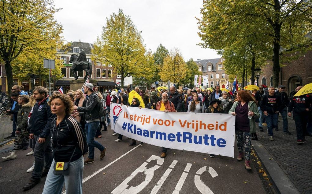 „In het huidige debat rond de coronamaatregelen klinkt ook nadrukkelijk de roep om vrijheid.” Foto: demonstranten voeren actie in het centrum van Utrecht. beeld ANP, Jeroen Jumelet