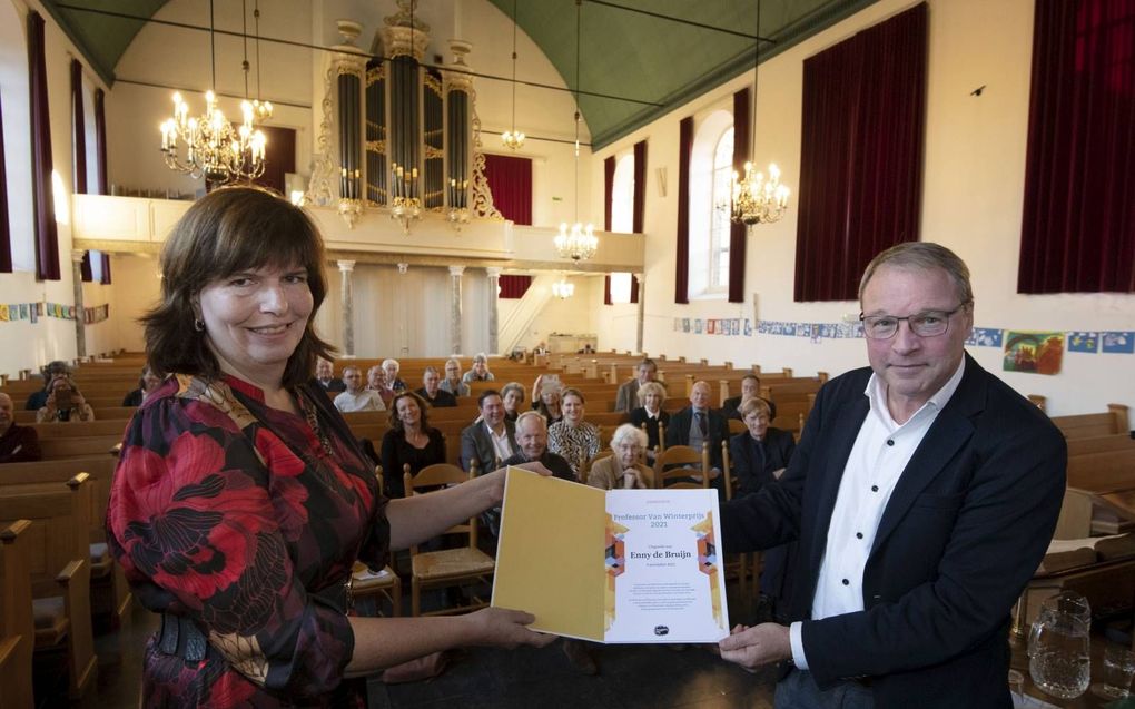 Enny de Bruijn ontvangt uit handen van juryvoorzitter prof. Hanno Brand de Professor Van Winterprijs. beeld William Hoogteyling