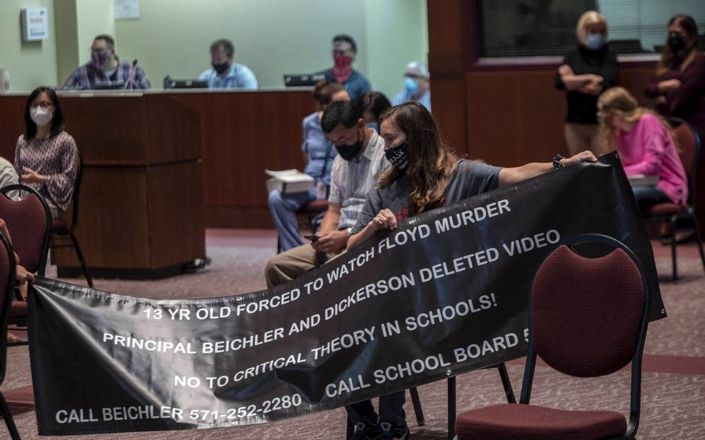 Protestactie tegen het lesprogramma op de Loudoun County Public Schools in Ashburn, Virginia, half oktober. beeld AFP, Andrew Caballero-Reynolds