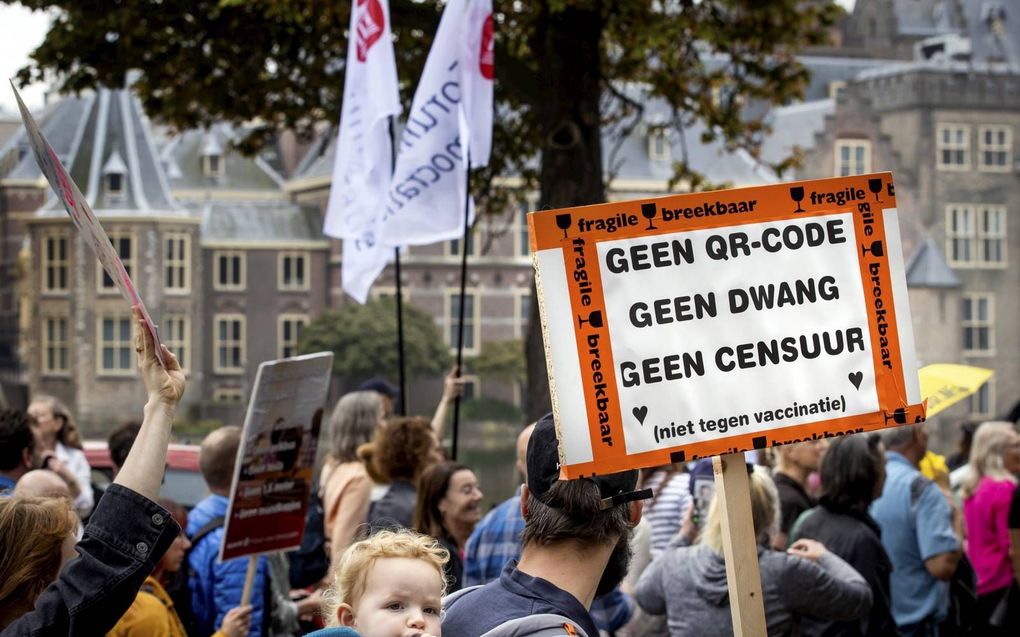 „Een fors deel van de bevolking voelt zich door de overheid niet gezien, miskend en verwaarloosd.” Foto: protest in Den Haag tegen het coronatoegangsbewijs. beeld ANP, Koen van Weel