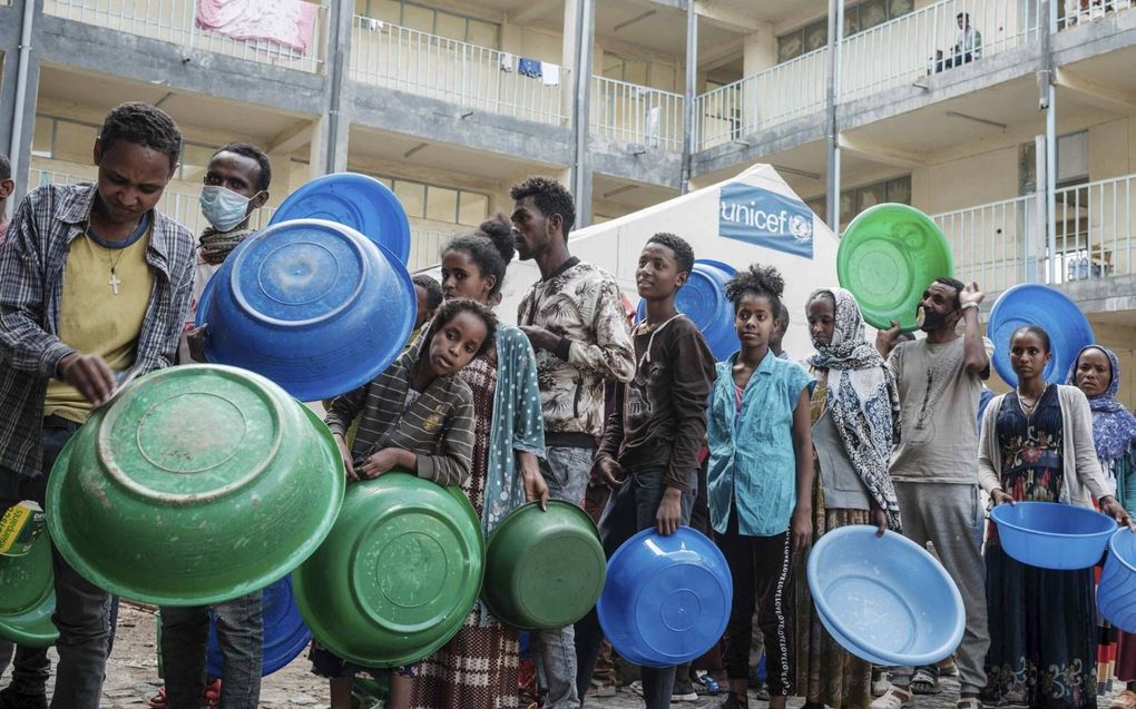 Vluchtelingen uit de Ethiopische regio Tigray wachtten eind juni op een gratis maal in een opvanglocatie. Inmiddels is de humanitaire situatie in het noorden van het land nog nijpendender geworden. beeld AFP, Yasuyoshi Chiba