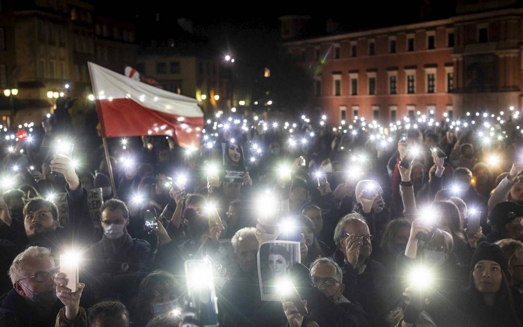 Tienduizenden Polen gingen zaterdag de straat op. De aanleiding was het overlijden van een 30-jarige Poolse vrouw. beeld AFP, Wojtek Radwanski