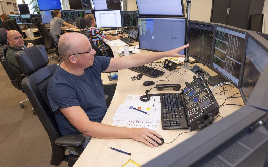 Zeven werkplekken, zeven schermen elk. Treinverkeersleider Erik Weideman houdt op Post Arnhem van ProRail het treinverkeer nauwlettend in de gaten. beeld APA, Sjef Prins