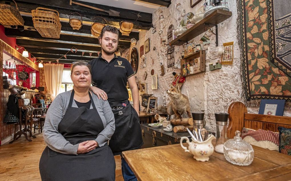 Erica Groenendijk en haar zoon Laurens hebben hun zaak samen opgebouwd. Sinds de invoering van de coronapas krijgt ze veel minder klanten. beeld Wim van Vossen