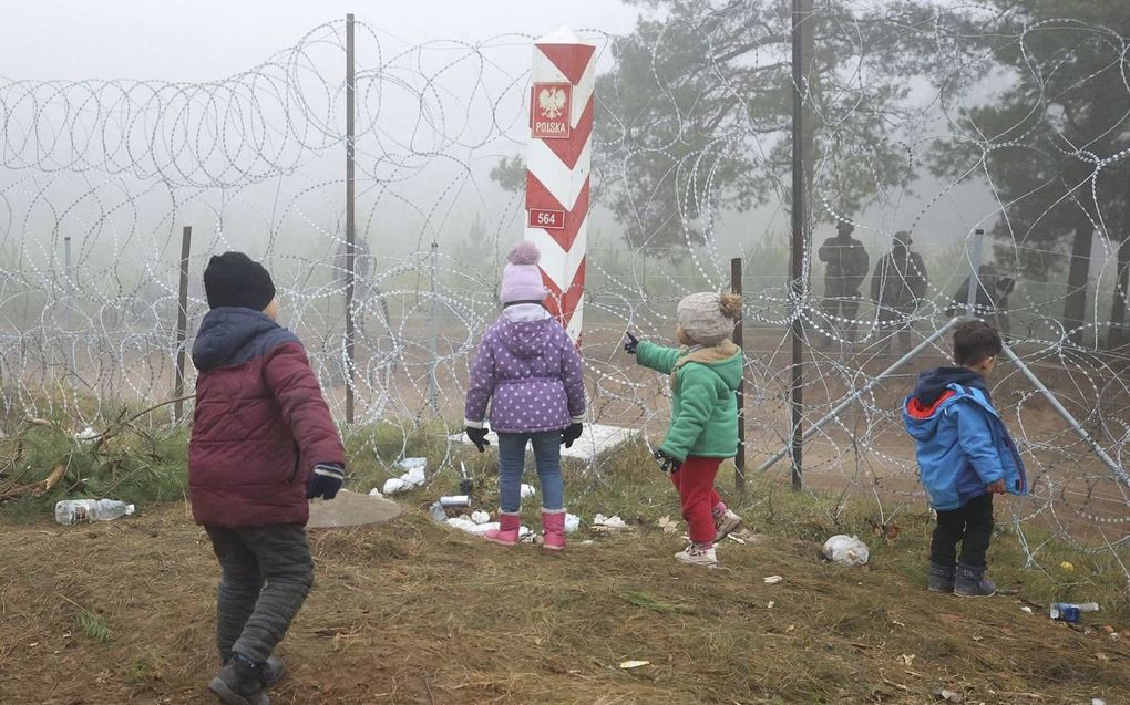 Migrantenkinderen bij de Wit-Russisch-Poolse grens. beeld AFP, Leonid Shcheglov