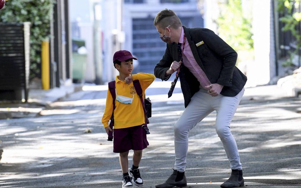 De schooldeuren in Sydney gingen onlangs weer open. Docenten die weer voor de klas willen staan, moeten zijn ingeënt. beeld EPA, Bianca de Marchi