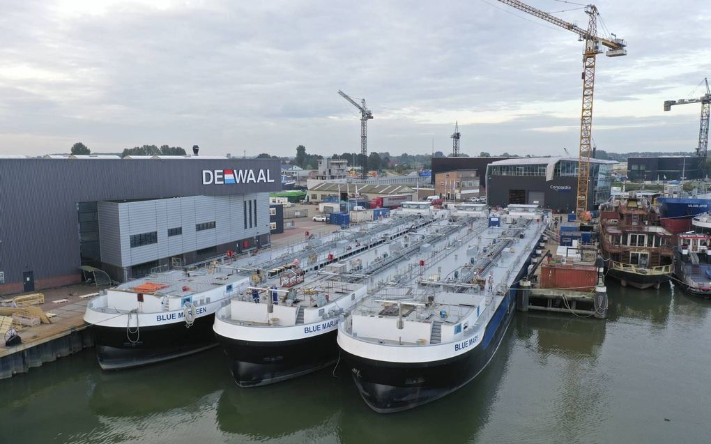 Drie LNG-tankers aan de kade in Werkendam. De middelste, de Blue Marjan, is bijna klaar. Het schip is vernoemd naar Shell-topvrouw Marjan van Loon.  beeld Concordia Damen