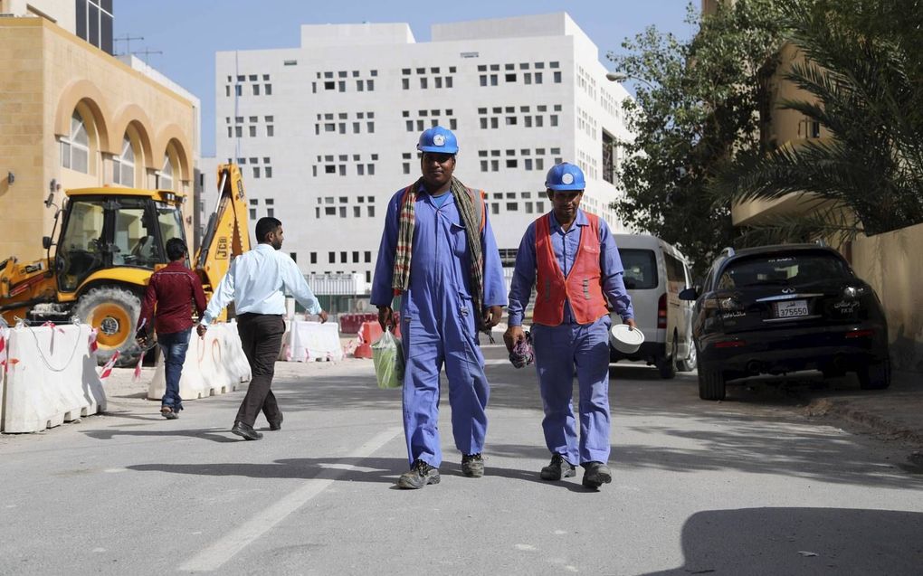 Migranten op een bouwplaats in de hoofdstad van Qatar, Doha, december 2016. beeld AFP