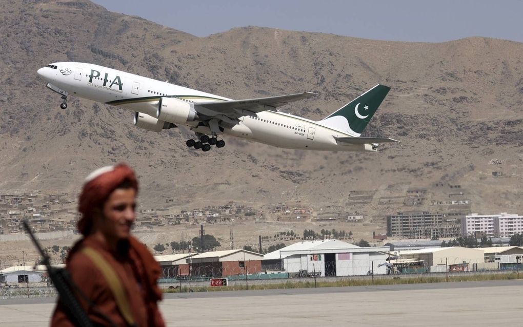 Af en toe stijgt er een toestel op vanaf het vliegveld van Kabul.  beeld AFP, Karhim Sahib