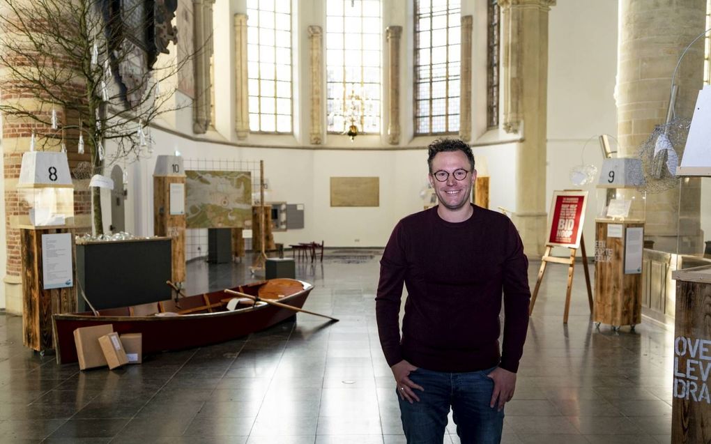 Paul Koedijk wil met de expositie in de Geertruidskerk verhalen vertellen over de Sint-Elisabethsvloed die dreigen te worden vergeten. beeld Edwin van Poelgeest