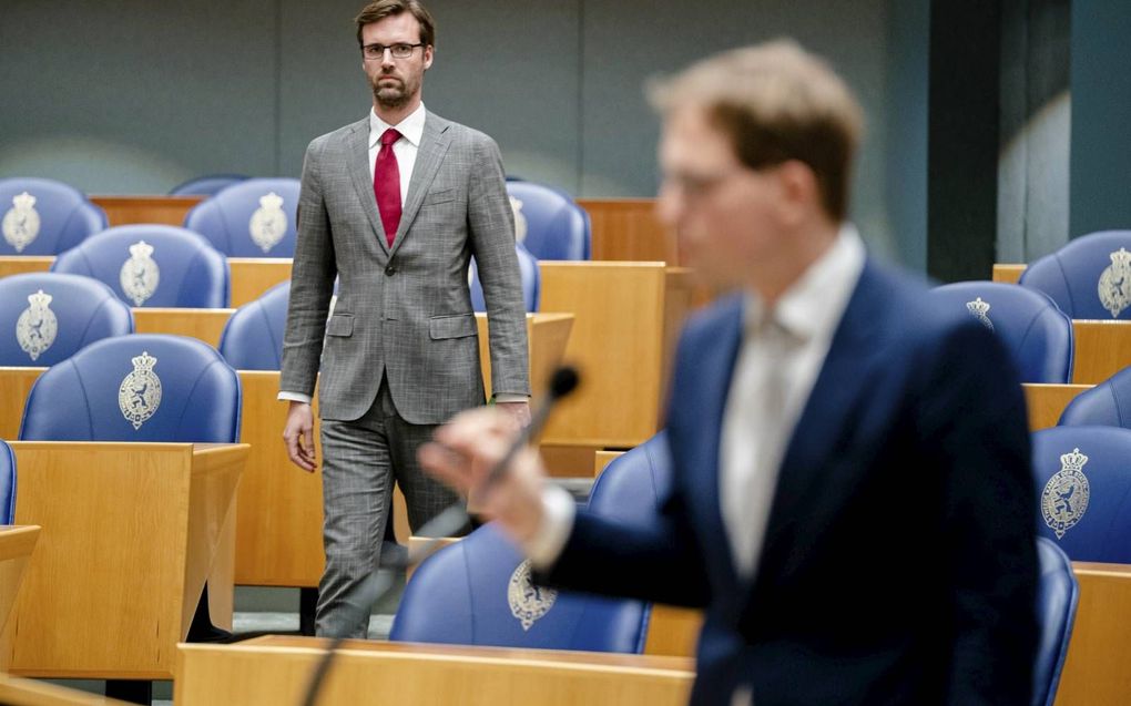 D66-Kamerlid Sjoerd Sjoerdsma (links) en FvD’er Pepijn van Houwelingen tijdens de behandeling van de begroting van het ministerie van Buitenlandse Zaken. beeld ANP, Bart Maat