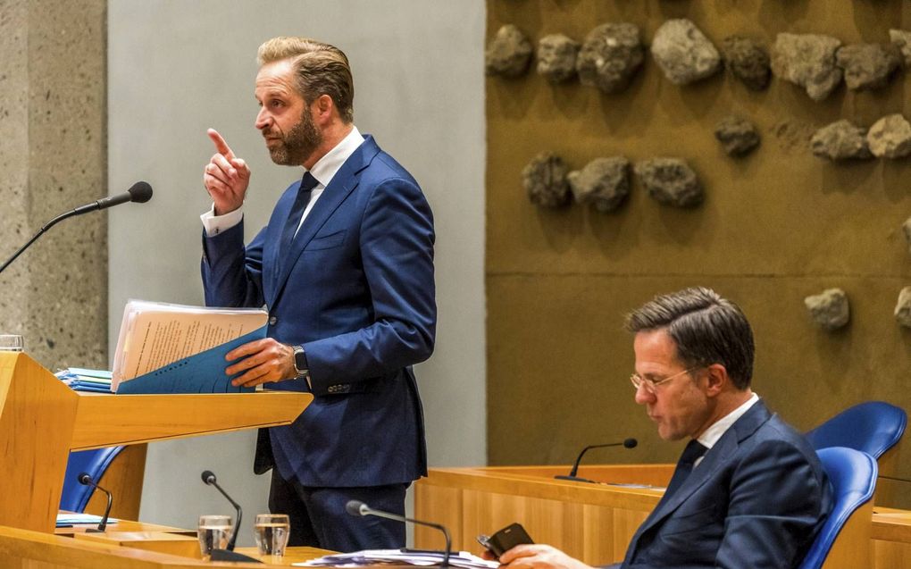 Demissionair minister Hugo de Jonge tijdens het debat dinsdag in de Tweede Kamer over de ontwikkelingen rondom het coronavirus. beeld ANP, Alex van Lieshout