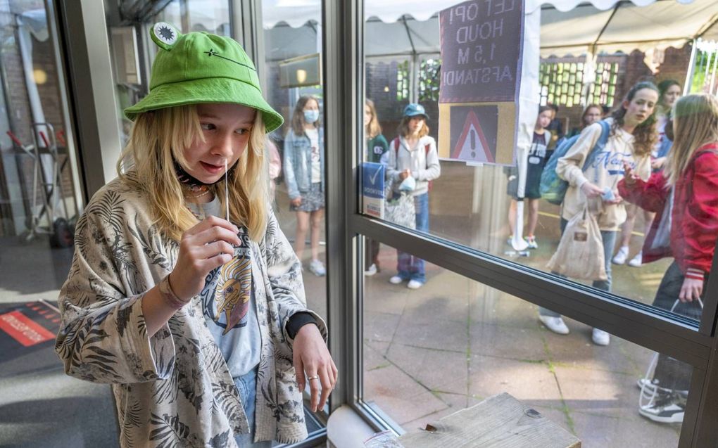 Een leerling test zichzelf. Nu het coronavirus oprukt, gebeurt dat volgens schoolleiders vaker. beeld Evert Elzinga