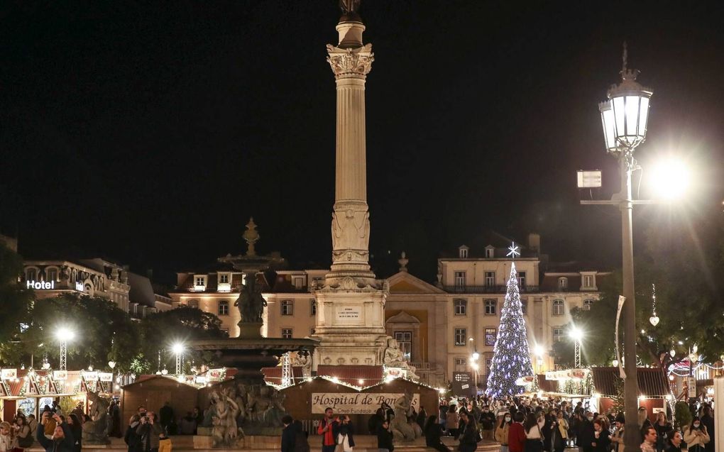 Kerstmarkt in de Portugese hoofdstad Lissabon, vrijdag. beeld EPA, Manuel de Almeida