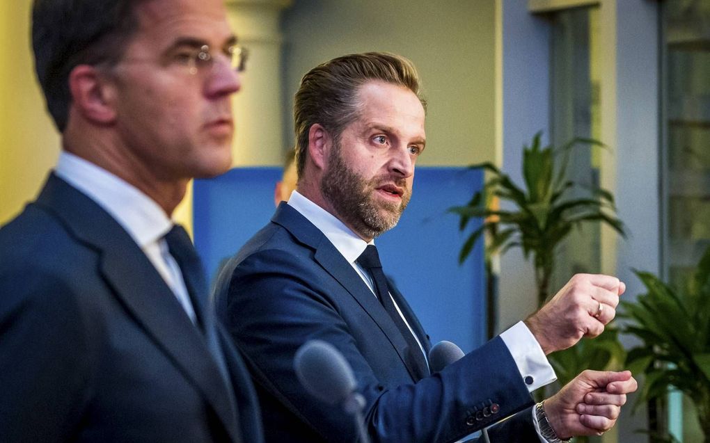 Het naleven van de basisregels moet beter, vinden premier Rutte en minister De Jonge. beeld ANP, Lex van Lieshout