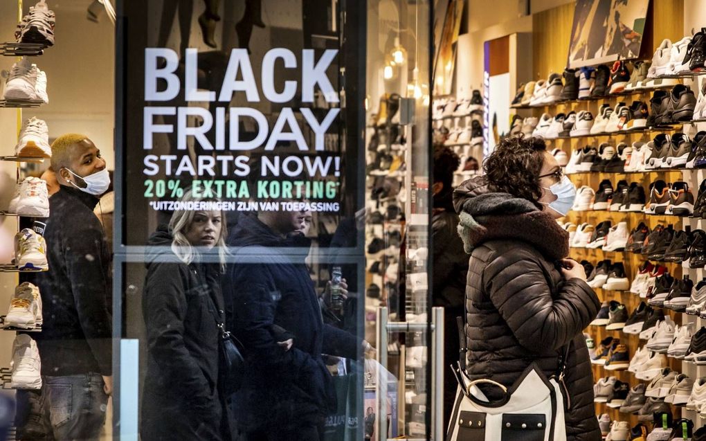 Black Friday in Amsterdam. Deze dag is ontstaan in de Verenigde Staten en wordt beschouwd als het begin van het seizoen voor kerstaankopen. beeld ANP, Ramon van Flymen