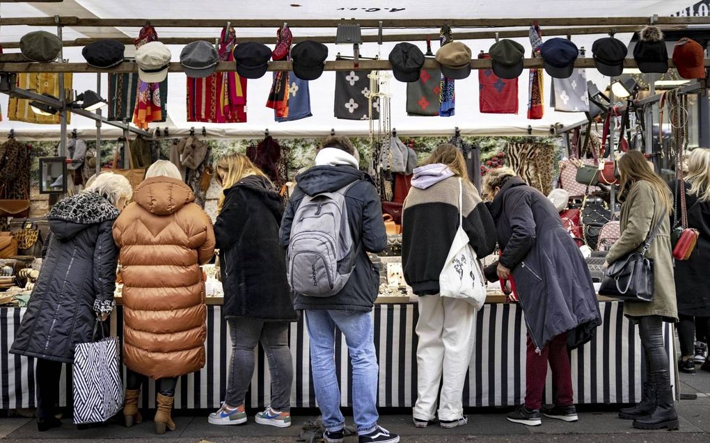 Winkelend publiek op de Albert Cuypmarkt in Amsterdam moet duidelijk nog wennen aan het houden van 1,5 meter afstand.  De maatregel die eind september verdween, is opnieuw ingevoerd. beeld ANP, Ramon van Flymen