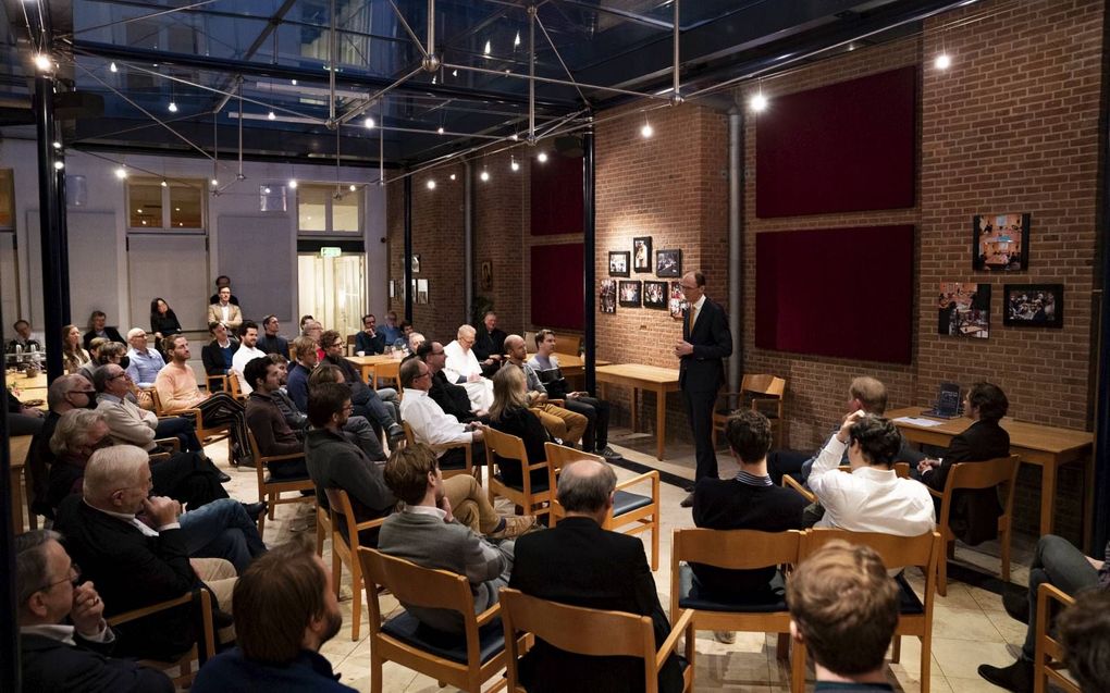 Veel jongeren waren aanwezig bij de presentatie van een boek van Thomas van Aquino. beeld RD