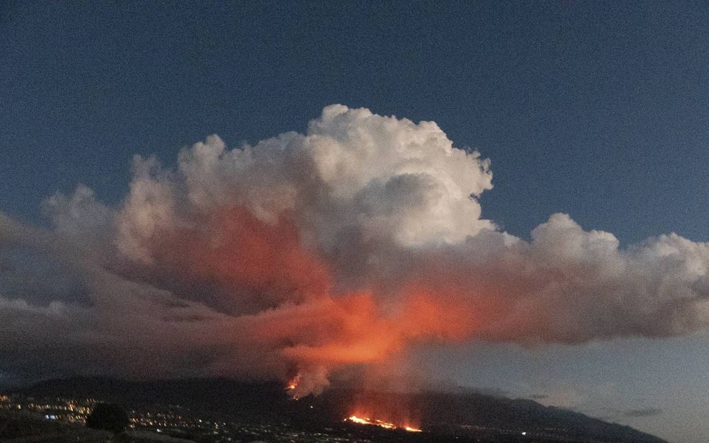 Lava en rook stijgen op uit de Cumbre Vieja-vulkaan op La Palma. De Cumbre Vieja-vulkaan barstte uit op 19 september en heeft sindsdien rook, as en lava uitgestoten. beeld EPA, Miguel Calero