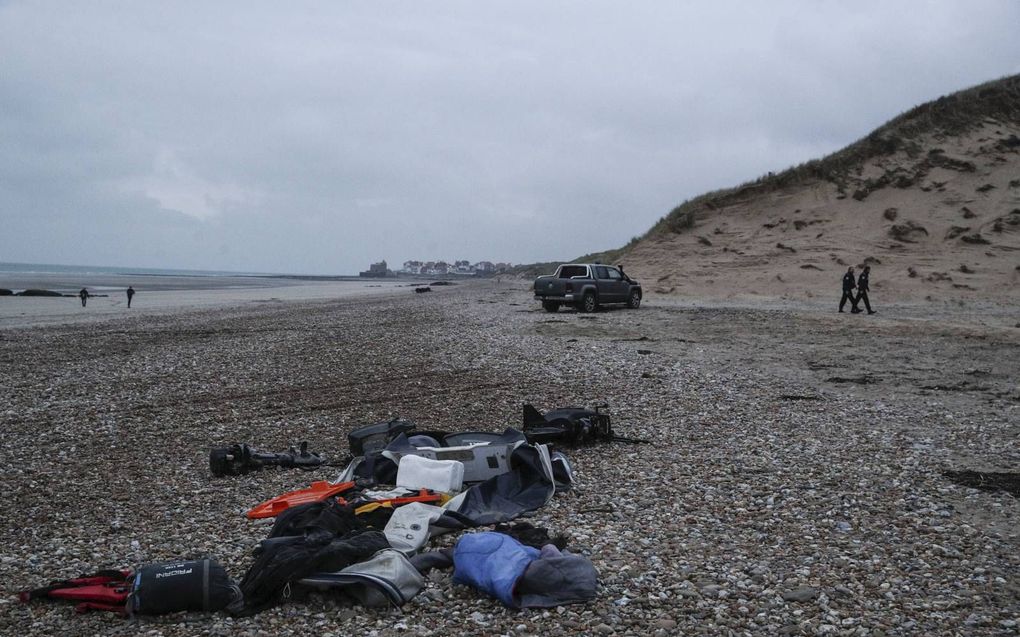 Overblijfselen van de gezonken boot met migranten op het strand van Calais. beeld EPA, Mohammed Badra