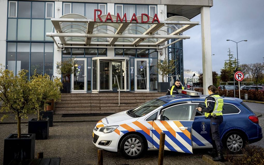 Een flink deel van de 61 passagiers die vrijdag positief zijn getest na een vlucht uit Zuid-Afrika, verblijft momenteel in quarantainehotel Ramada in Badhoevedorp, een plaats naast Schiphol. beeld ANP, Sem van der Wal