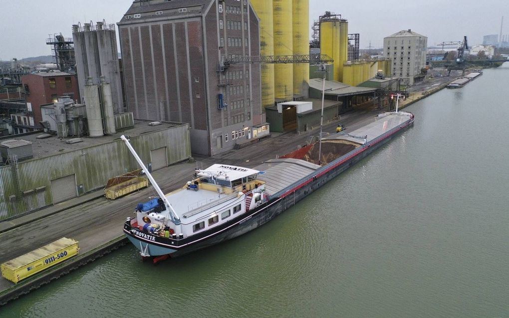 De Novatie is raapzaad aan het lossen in het Duitse Hamm. beeld Gerrit van den Adel