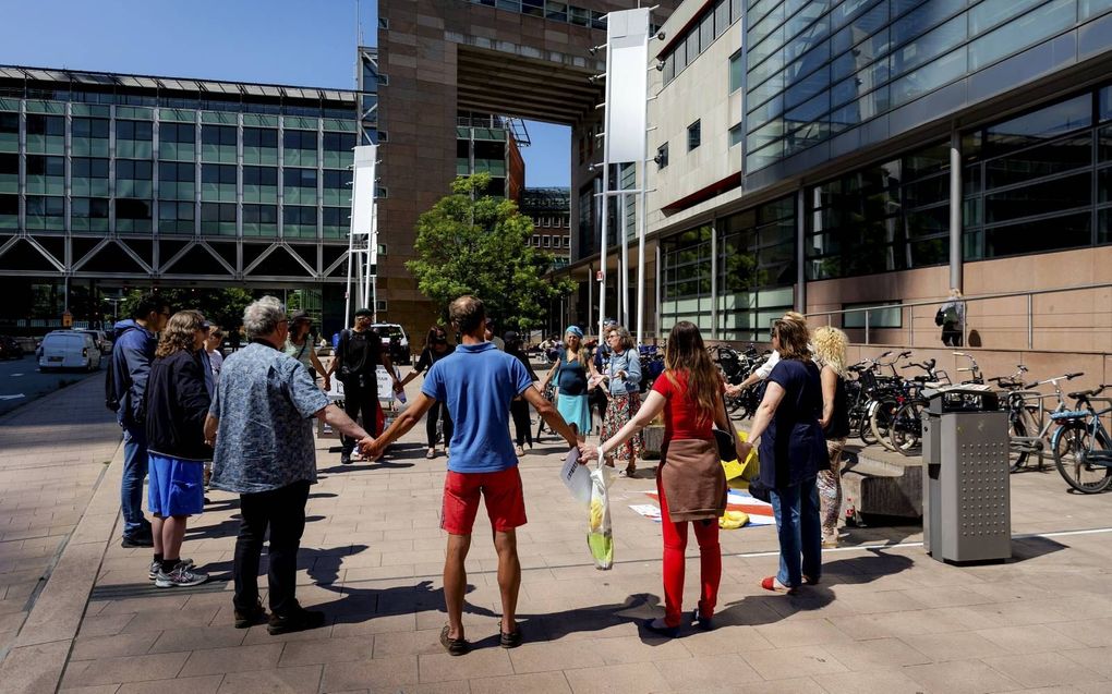 Aanhangers van de ‘Bodegravense’ complotdenkers recent bij de rechtbank in Den Haag.  beeld ANP, Robin van Lonkhuijsen