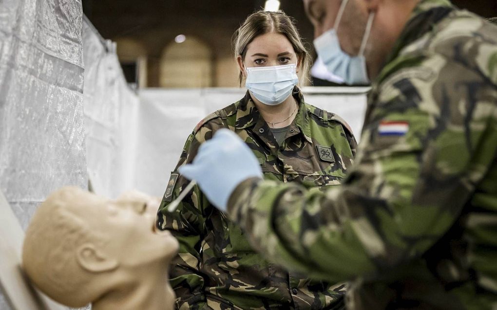 Medewerkers van Defensie worden opgeleid om GGD’en te helpen bij het uitvoeren van coronatests. Zij kunnen na het volgen van een training van een dag gelijk aan de slag bij de GGD. beeld ANP, Remko de Waal