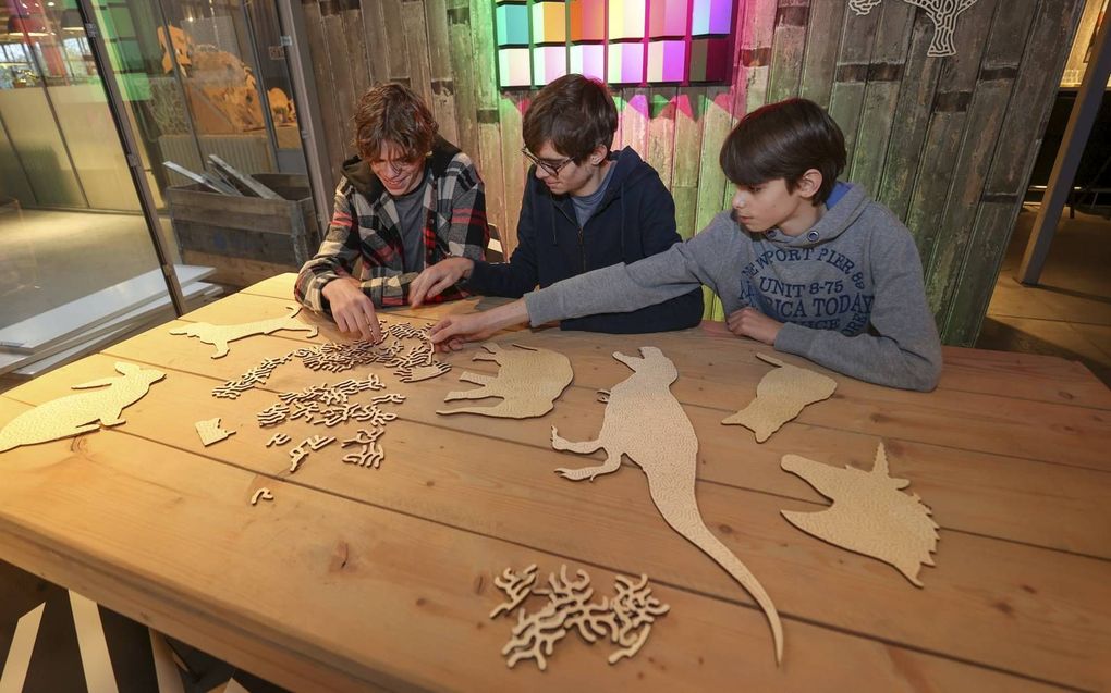 Roan, Joep en Pelle maken een puzzel. beeld Bert Jansen