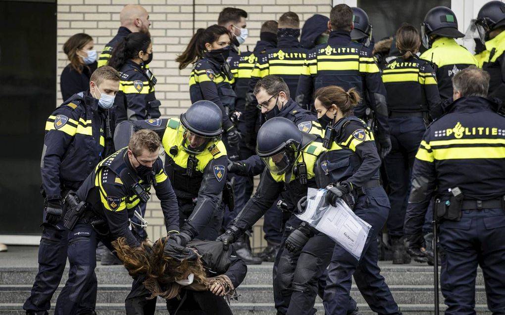 Demonstranten worden afgevoerd na het bestormen van een pand op de Johan de Wittlaan.Het gaat om het pand van de Organisatie voor het Verbod op Chemische Wapens (OPCW). beeld ANP, Sem van der Wal