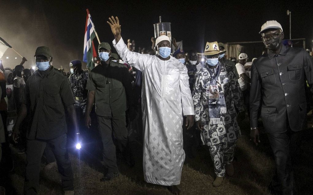 De zittende president Barrow staat op voorsprong in de peilingen. beeld AFP, John Wessels