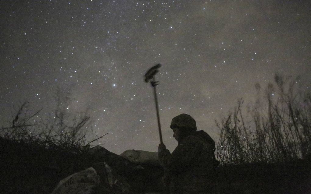 Een militair in Oekraïne controleert de situatie aan de frontlinie. beeld EPA, Anatolii Stepanov