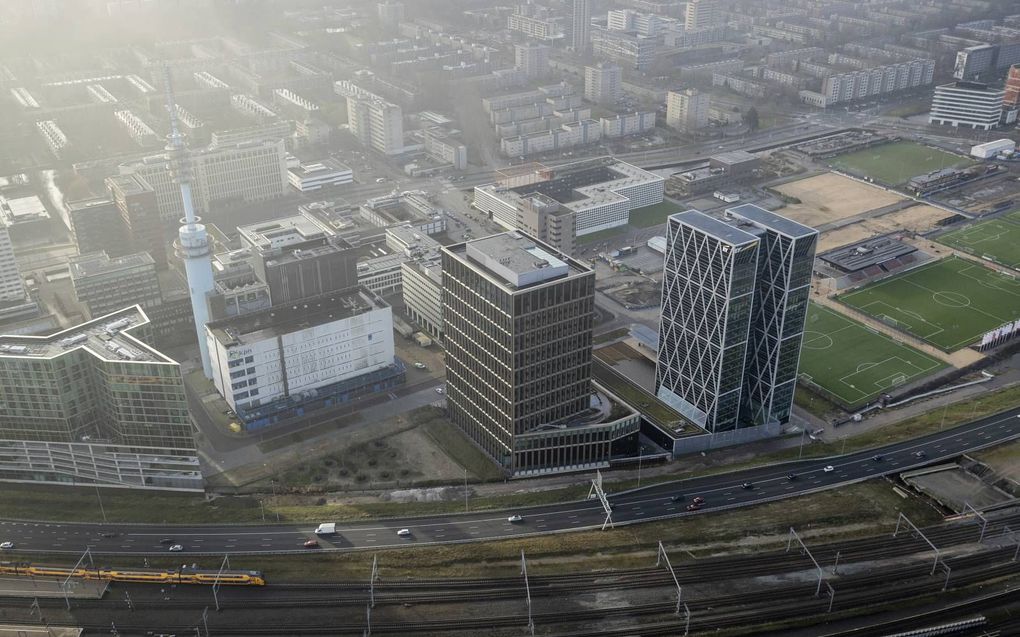 Het gebouw van de Europese toezichthouder op geneesmiddelen EMA (midden van de foto) staat op de Amsterdamse Zuidas. beeld ANP, Robin van Lonkhuijsen