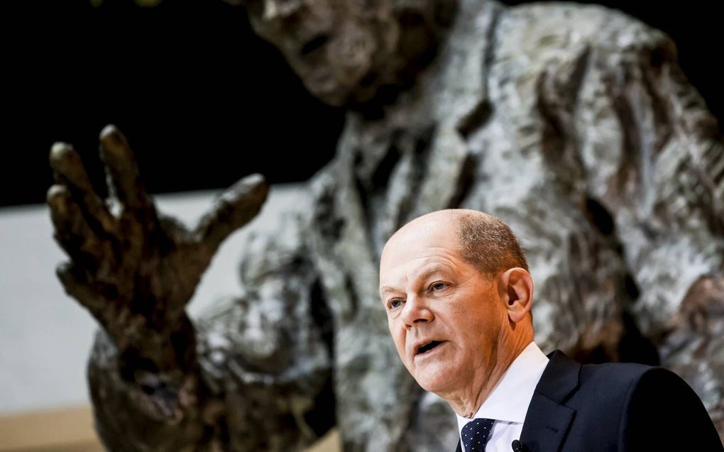 Olaf Scholz stelde maandag de ministers van zijn kabinet voor op het SPD-partijhoofdkwartier in Berlijn.  beeld EPA,Filip Singer