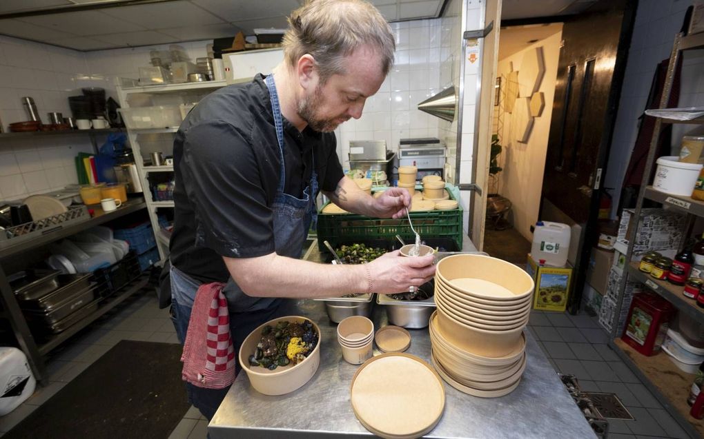 Chef-kok Walter Marskamp bereidt afhaalmaaltijden. Vanwege de coronamaatregelen moet zijn zaak om 17.00 uur dicht. beeld ANP, Evert Elzinga