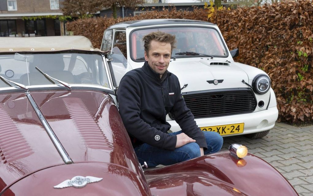 Diederick Drost (26) uit Kesteren haalde een Austin Mini Cooper 1978 tot het laatste boutje uit elkaar en restaureerde hem helemaal. beeld RD, Anton Dommerholt