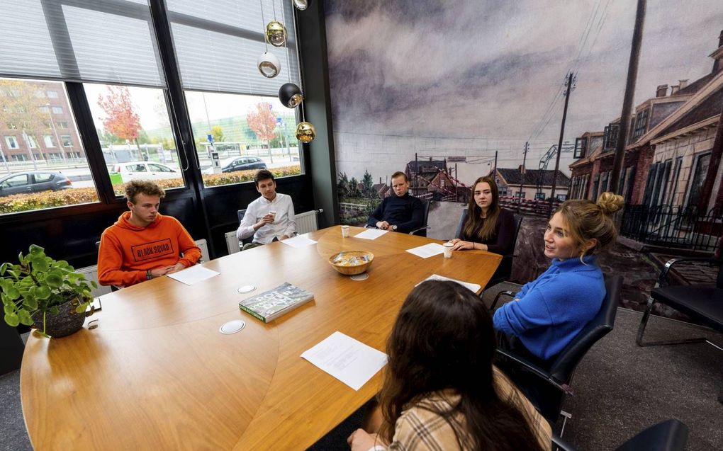 Zes leerlingen van het Wartburg College, locatie Guido de Brés, gingen onlangs met elkaar in gesprek over deugden en zonden. V.l.n.r.: Noël de Zeeuw (vmbo 4), Hermen van der Linden (vwo 6), Aron Mourits (havo 4), Martha van de Breevaart (havo 5), Loïs Leeuwestein (vwo 6) en Marie-José van den Berg (vmbo 4). beeld Cees van der Wal 