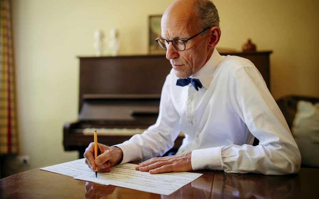 Peter Eilander zorgde de afgelopen veertig jaar dat hij geen verplichtingen op donderdag had, zodat hij zich goed kon voorbereiden op de repetities met Cantate Deo. „De koorleden houden van uitdaging.” beeld Leonard Walpot​