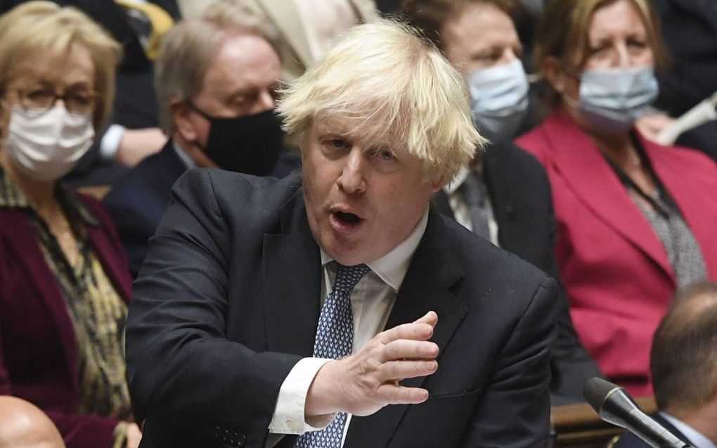 Premier Boris Johnson verweert zich in het Lagerhuis. ​ beeld AFP, Jessica Taylor