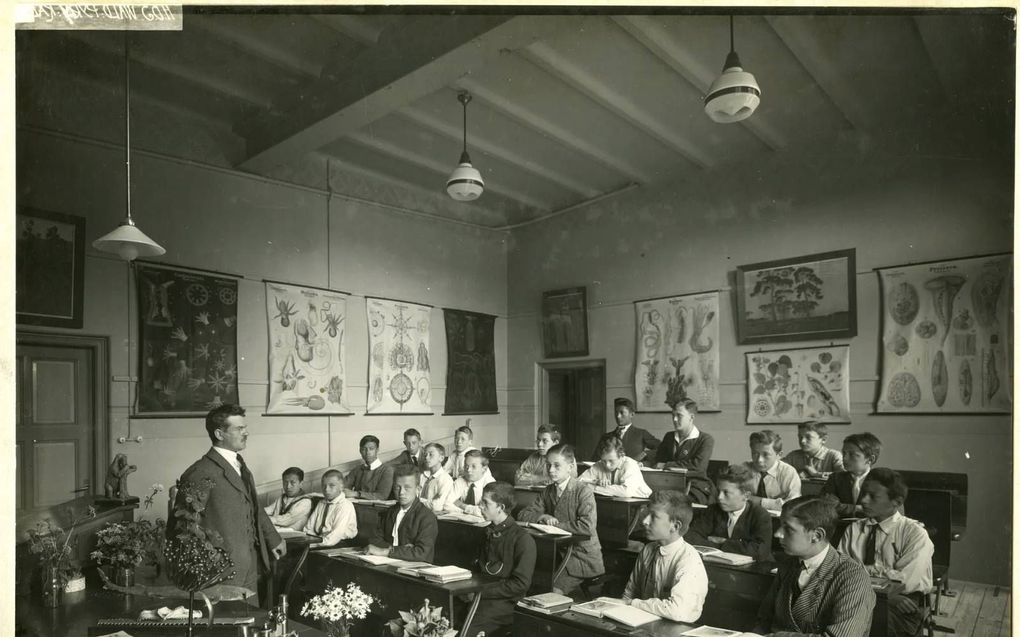 Klas van de hbs aan de Waldeck Pyrmontkade in Den Haag, 1920.  beeld Haags Gemeentearchief