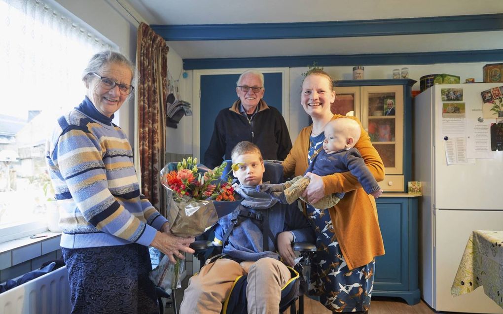 Oma en opa van de Biezen (l.), zoon Eibert (m.) en moeder van Putten met zoontje Seth (r.). beeld Jaco Klamer