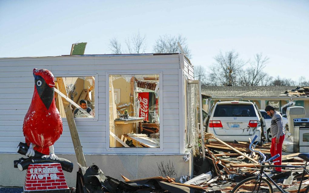 Mannen inspecteren schade aan een motel in de Amerikaanse stad Bowling Green.  beeld AFP, Gunnar Word