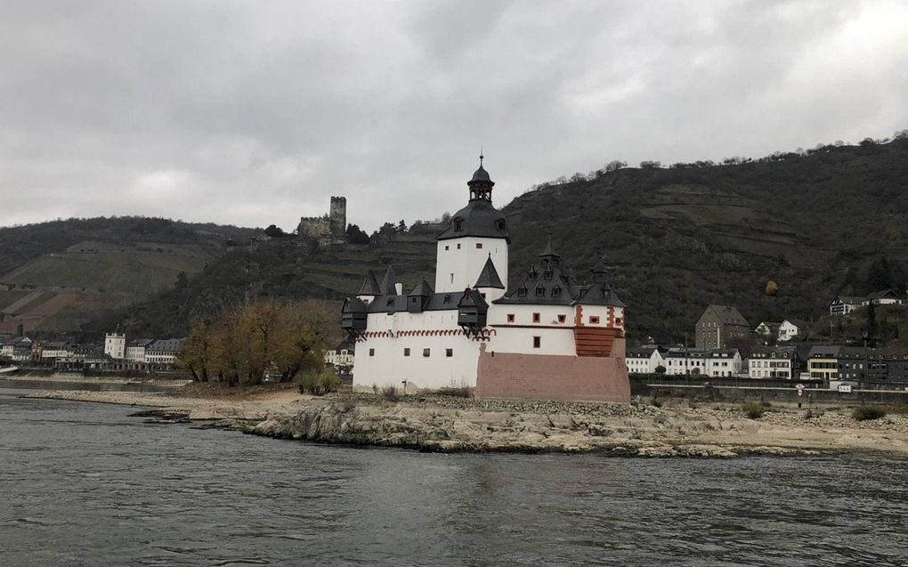 Burg Pfalzgrafenstein in de Rijn tussen Koblenz en Mainz is normaal gesproken omringd door water. Nu is dat niet het geval vanwege de lage waterstand.  beeld Gerrit van den Adel